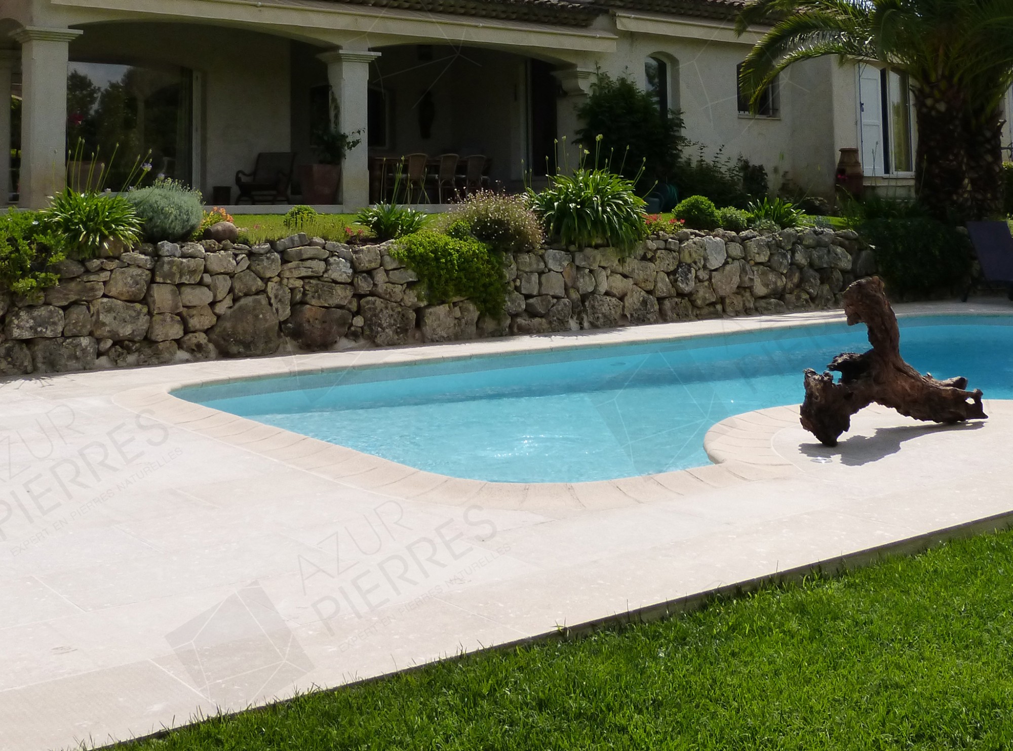 dallage pierre d'egypte autour d'une piscine devant une maison à Grasse, Antibes, Nice