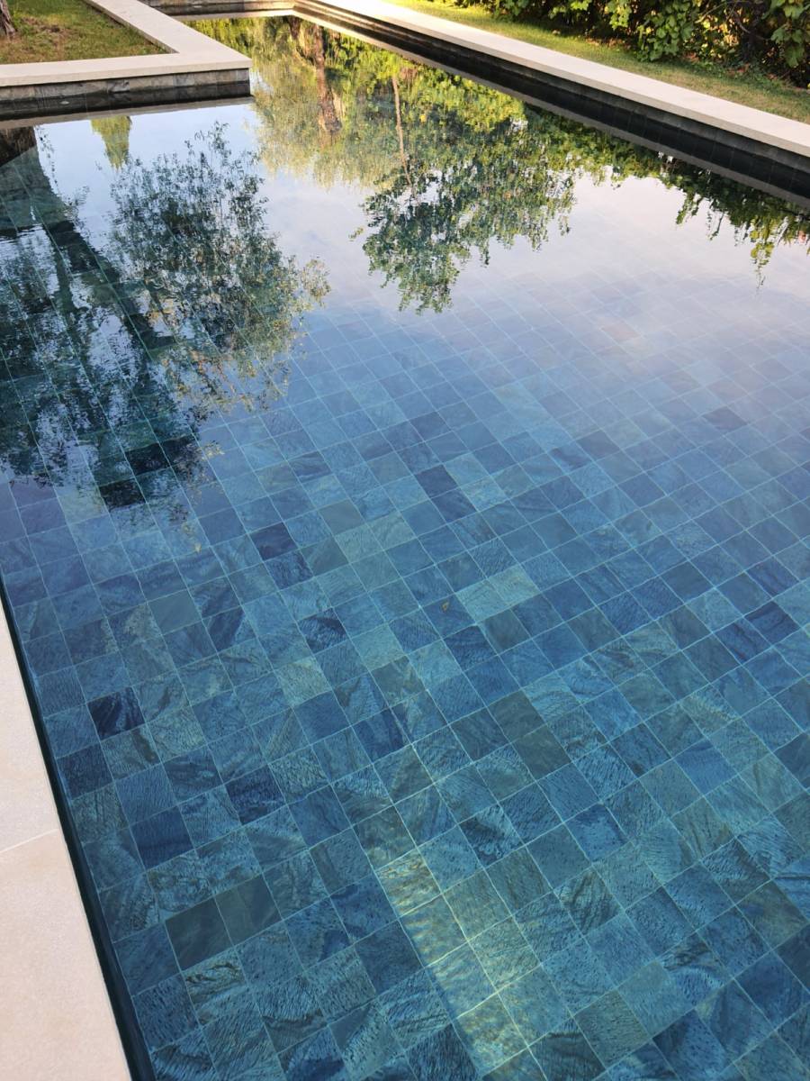 carreau en pierre pour piscine inspiration Bali