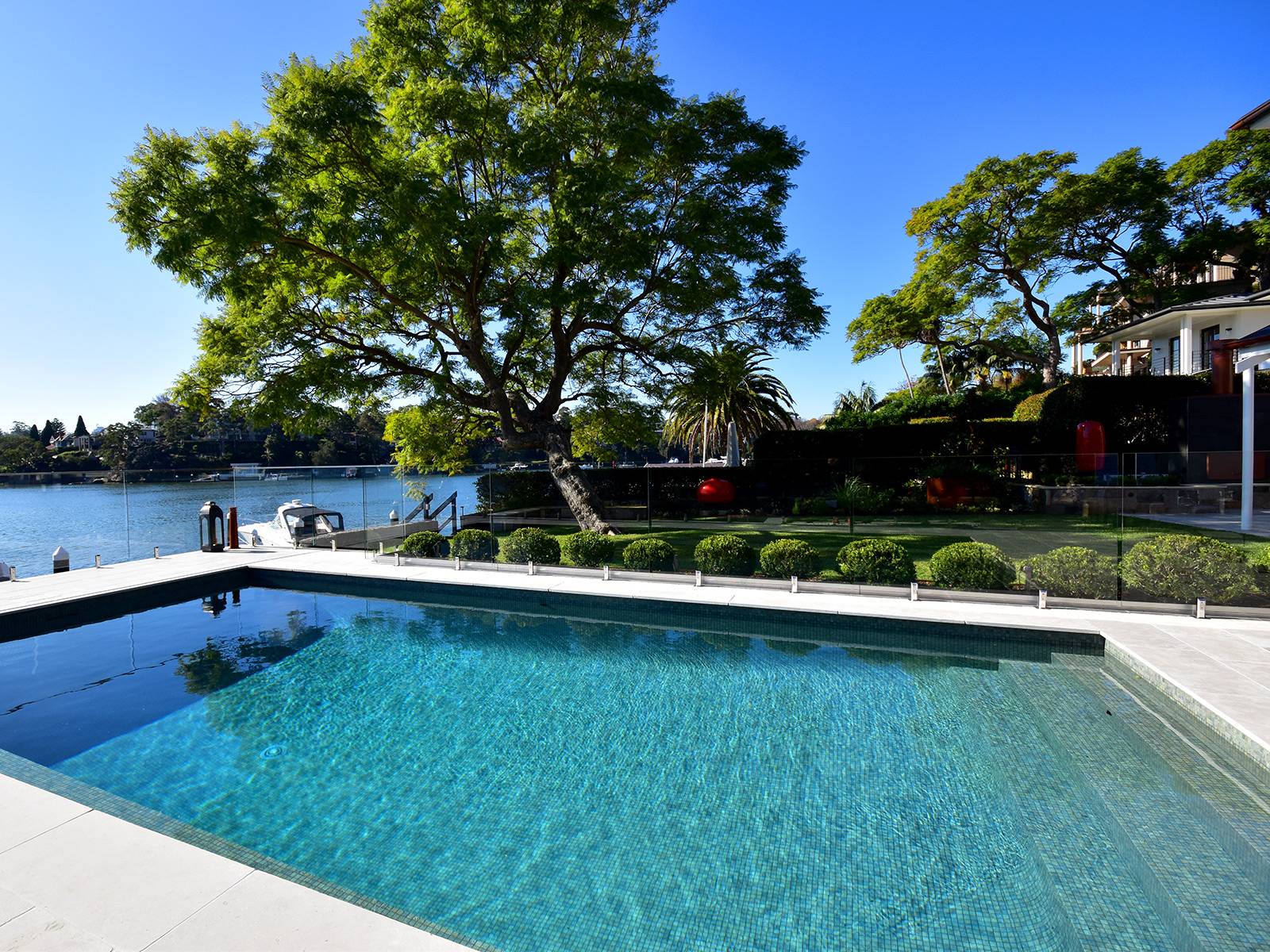 PISCINE EN PIERRE DE BALI - MOSAÏQUE BALI STONE