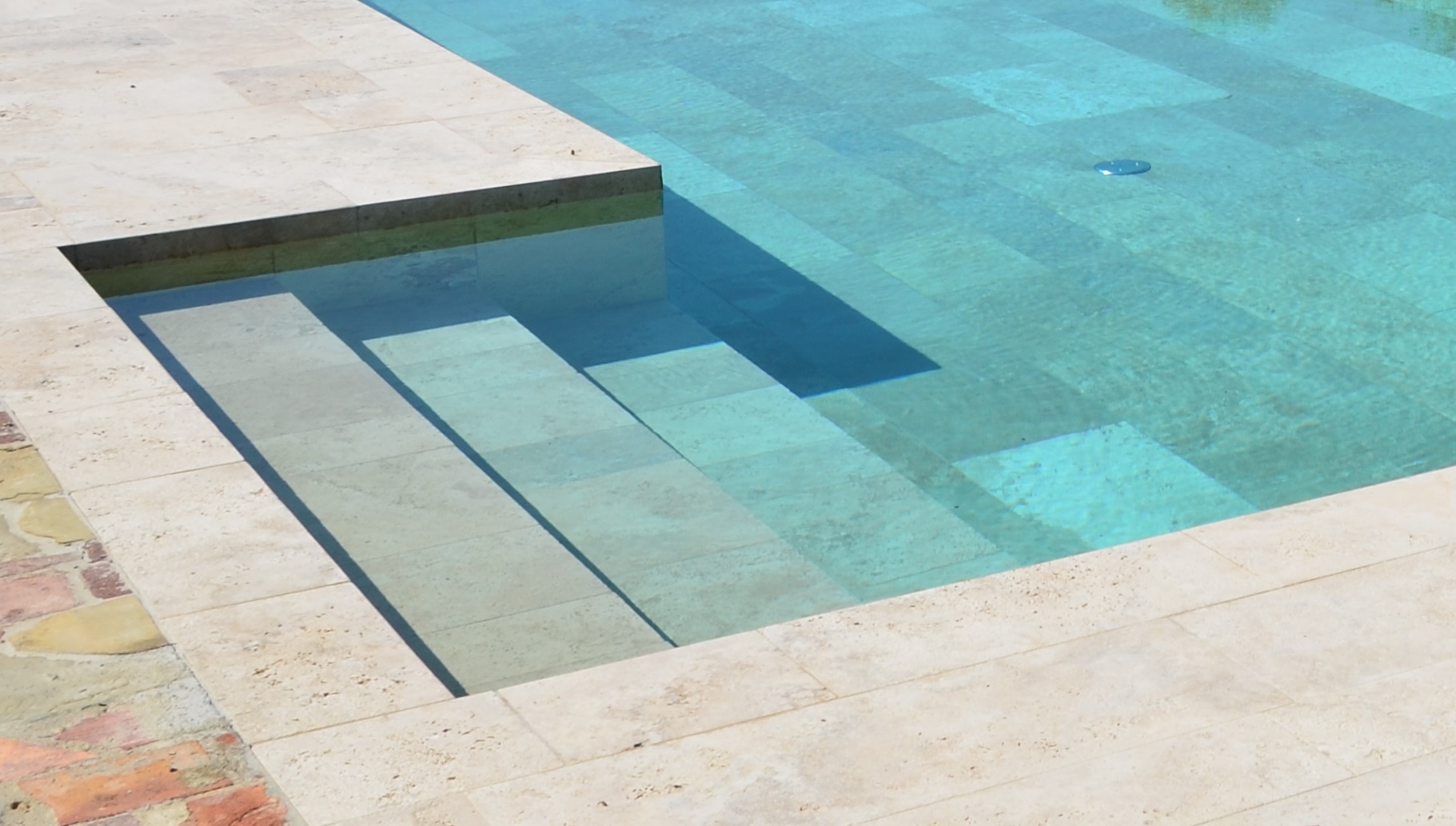 margelle de piscine travertin grasse au bord de la piscine