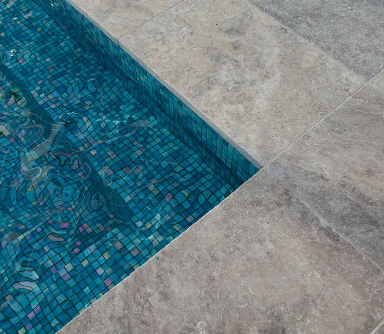 margelle de piscines travertin gris grasse Antibes Cannes