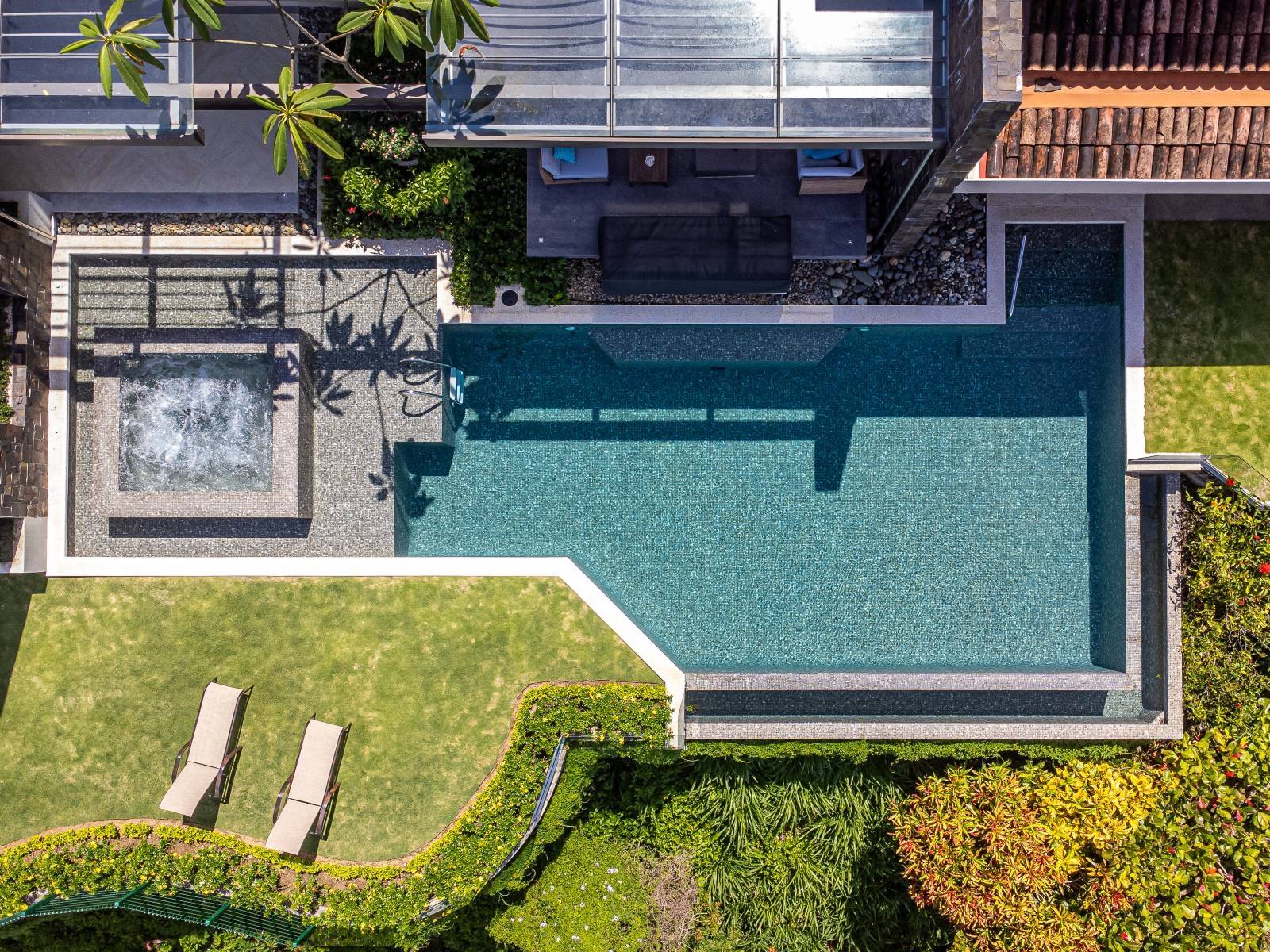 UNE PISCINE MODERNE - MOSAÏQUE TIGRATO