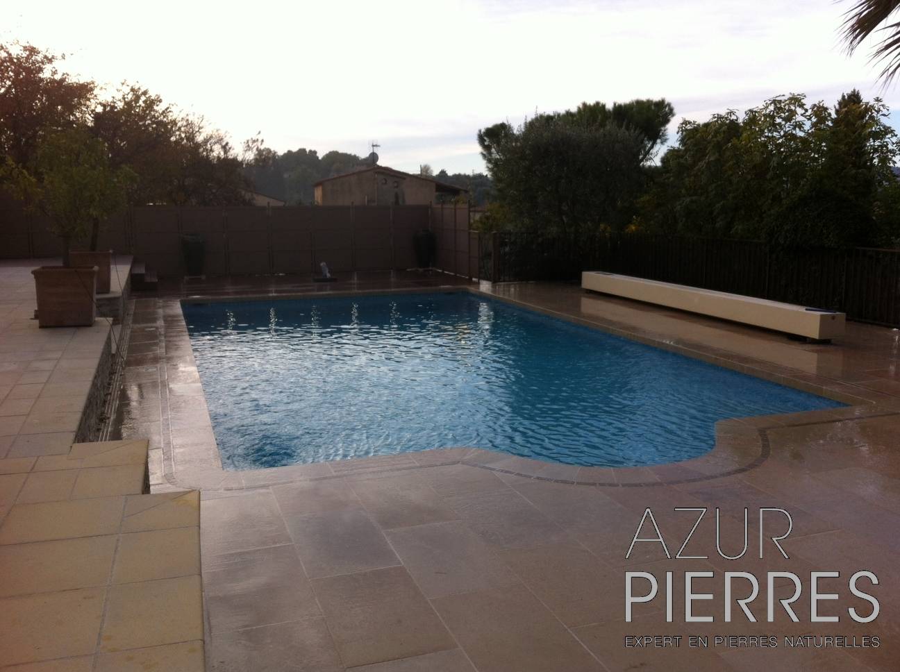 margelle avec une retombé