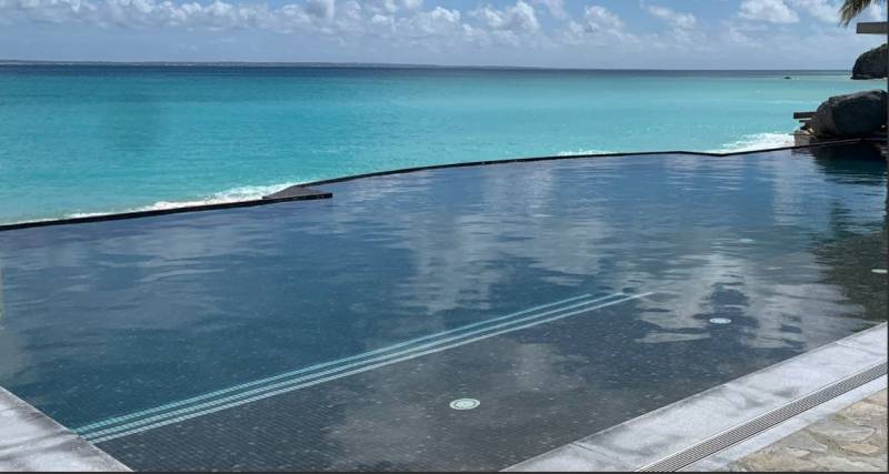 UNE PISCINE GRIS ANTHRACITE - MOSAÏQUE PHYLLITE